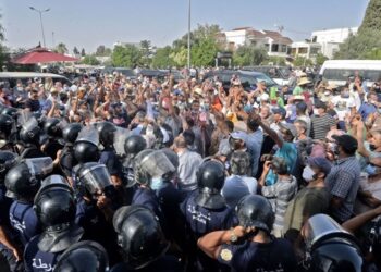 “الغارديان”: الديمقراطية هي الحل للعالم العربي